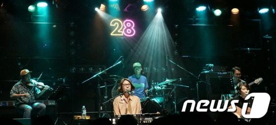 본문 이미지 - ‘제2회 마이 리얼 콘서트(MY REAL CONCERT) 공모전’에서 '여름홍시'가 기획한  공감콘서트 '화려한 나이, 28'에서 그룹 옥상달빛이 공연하는 모습 . 사진-한콘진 ⓒ News1