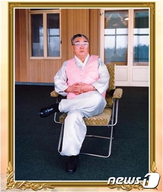 본문 이미지 - 북한 김일성 주석이 한복을 입고있는 사진이 북한이 운영하는 선전매체 '조선의 오늘'의 인스타그램 계정을 통해 최초로 공개됐다. ⓒ News1