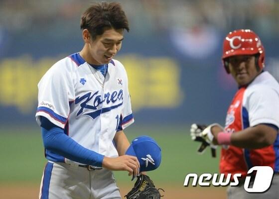 본문 이미지 - 4일 오후 서울 구로구 고척스카이돔에서 열린 2015 서울 슈퍼시리즈 대한민국과 쿠바의 경기에서 4회초 교체된 한국 대표팀 투수 이대은이 무실점으로 이닝을 마친 뒤 옅은 미소를 짓고 있다. 2015.11.4/뉴스1 ⓒ News1 양동욱 기자
