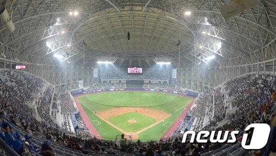 본문 이미지 - 4일 오후 서울 구로구 고척스카이돔에서 열린 2015 서울 슈퍼시리즈 대한민국과 쿠바의 경기에서 관중들이 경기를 관람하고 있다. 2015.11.4/뉴스1 ⓒ News1 양동욱 기자