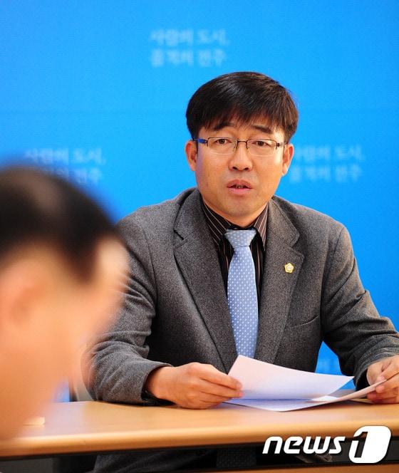 본문 이미지 - 박형배 전주시의원(효자3,4동)이 5일 오전 전북 전주시 전주시청 기자실에서 정부가  잘못 지급한 기초연금 환수 조치에 대한 기자회견을 갖고 있다.2015.11.5/뉴스1 ⓒ News1 김대웅 기자