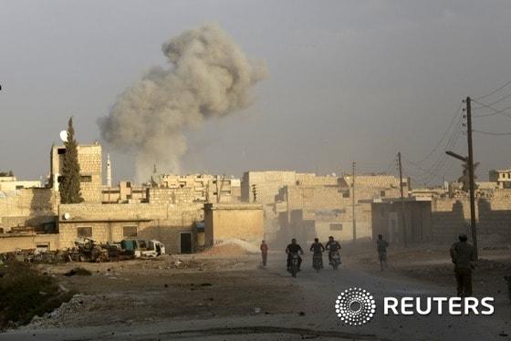 본문 이미지 - 러시아의 공습으로 연기가 피어오르고 있는 시리아 이드리브주의 마레트 알누만의 모습.ⓒ 로이터=뉴스1