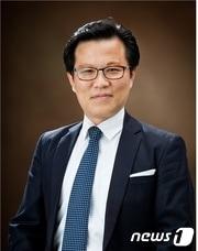 본문 이미지 - 윤석헌 원광보건대학교 교무팀장이 '2015년 전문 대학 우수직원'으로 선정돼 교육부장관 표창을 받았다.ⓒ News1