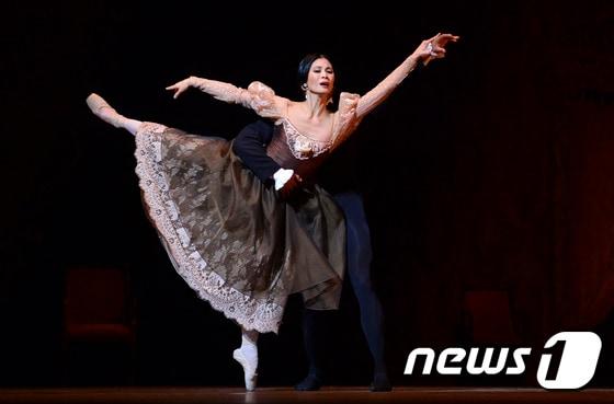본문 이미지 - 강수진 국립발레단 예술감독이 11월 5일 오후 서울 서초구 예술의전당 오페라극장에서 열린 '오네긴' 프레스 리허설에서 연기를 선보이고 있다. 오네긴은 강 감독의 국내 은퇴작으로 강 감독은 내년 7월 22일 독일 슈투트가르트 무용단 은퇴 공연을 끝으로 예술감독으로서 국립발레단 운영에만 집중할 계획이다.  ⓒ News1 신웅수 기자