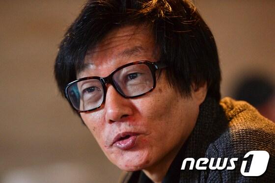 본문 이미지 - 이산하 작가가 서울 마포구 합정동의 한 카페에서 뉴스1과 인터뷰를 하고 있다. 2015.11.6/뉴스1 ⓒ News1 신웅수 기자