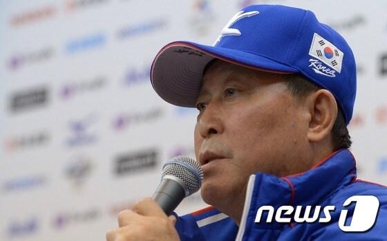 본문 이미지 - 2015 WBSC 프리미어12에 출전하는 한국대표팀 김인식 감독. 2015.11.7/뉴스1 ⓒ News1 양동욱 기자
