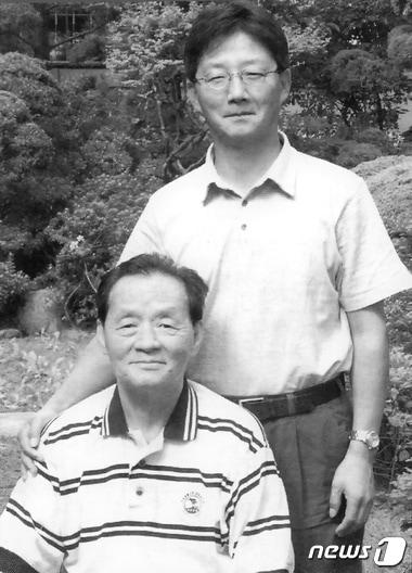 본문 이미지 - 故 유수호 전 의원(왼쪽)과 유승민 전 새누리당 원내대표(오른쪽)ⓒ News1