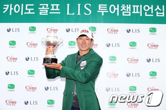 본문 이미지 - 8일 충남 대안 현대 더링스 컨트리클럽에서 열린 KPGA 투어 카이도골프 LIS 투어챔피언십에서 김태훈이 우승 트로피를 들고 포즈를 취하고 있다. (KPGA 제공) 2015.11.8/뉴스1