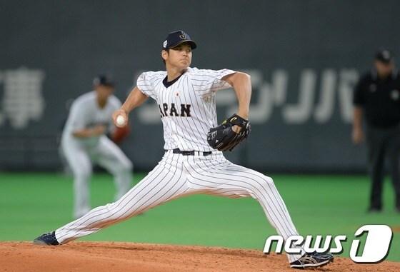 본문 이미지 - 8일 오후 일본 홋카이도 삿포로돔에서 열린 2015 WBSC 프리미어12 개막전 한국과 일본의 경기에서 일본 선발 오타니가 6이닝 2실점 호투를 펼쳐 팀의 승리를 이끌었다 . ⓒ News1 양동욱 기자
