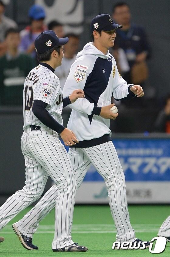 본문 이미지 - 8일 오후 일본 훗카이도 삿포로돔에서 열린 2015 WBSC 프리미어12 개막전 한국과 일본의 경기가 끝난 후 일본 오타니와 마츠이(왼쪽)와 대화를 나누고 있다. 2015.11.8/뉴스1 ⓒ News1 양동욱 기자