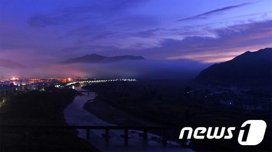 본문 이미지 - 저녁 무렵 불빛이 환하게 비추는 중국 도문에 비해 북한 남양은 칠흑같이 어두컴컴한 모습이 인상적이다. ⓒ News1 박흥일 사진작가