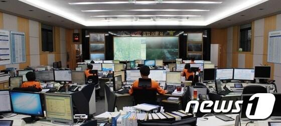 본문 이미지 - 제주소방안전본부 119종합상황실. 2015. 11. 09. 뉴스1 ⓒ News1 안서연 기자