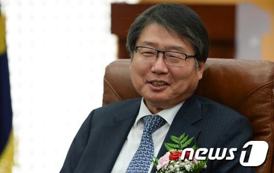 본문 이미지 - 9일 오전 서울 서초동 대법원에서 열린 2015 국선변호정책심의위원회 위촉식에서 오영근 위원장 인사말을 하고 있다. 2015.11.9/뉴스1 ⓒ News1 허경 기자