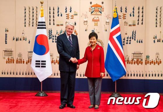 본문 이미지 - 박근혜 대통령(오른쪽)이 올라푸르 라그나르 그림손 아이슬란드 대통령과 9일 청와대에서 정상회담 전 악수 하고 있다. (청와대 제공) 2015.11.9/뉴스1 ⓒ News1 이광호 기자