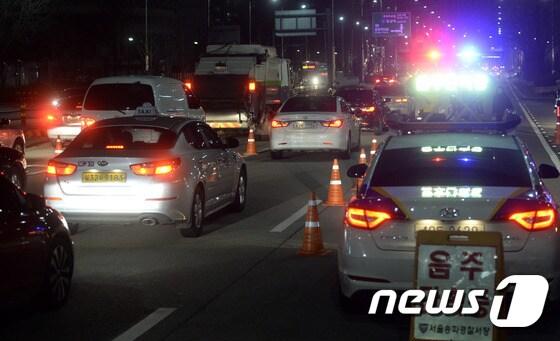 본문 이미지 - 경찰들이 음주운전 단속을 하고 있다. 2015.12.1/뉴스1 ⓒ News1 안은나 기자