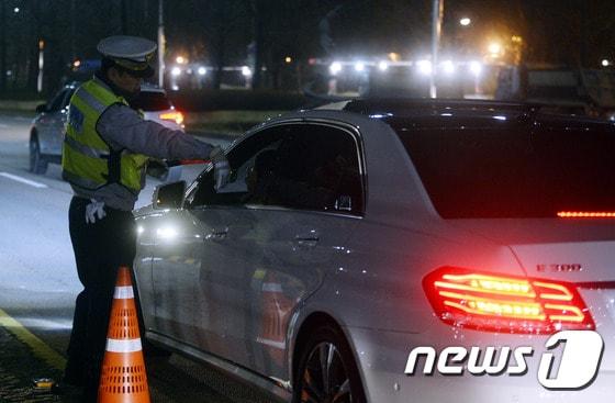 본문 이미지 -  경찰들이 음주운전 단속을 하고 있다. /뉴스1 ⓒ News1 안은나 기자
