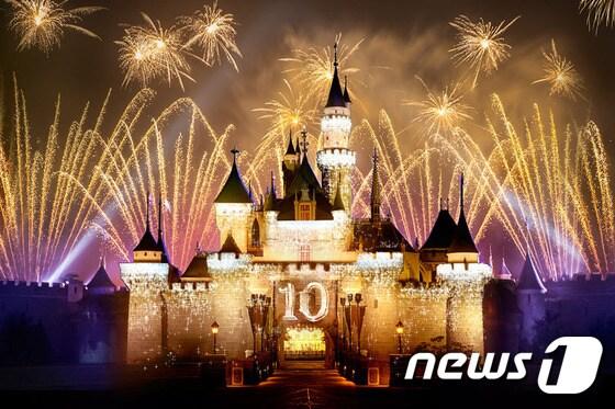 본문 이미지 - 캐세이패시픽은 디즈니랜드 개장 10주년을 기념하여 즐길 거리가 풍성한 '홍콩 디즈니랜드 패키지'를 선보였다. 사진 제공/ 캐세이패시픽 ⓒ News1
