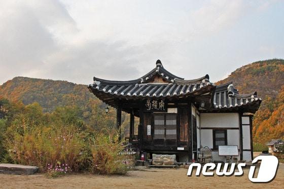 본문 이미지 - "굽어보면 천길 파란 물, 돌아보니 겹겹 푸른 산" 이현보 선생의 어부가의 시 구절을 그대로 옮겨 놓은 듯, 청량산과 건지산에 포근히 안겨 있는 농암종택이 보인다. 사진은 농암 종택의 별채, 긍구당의 모습.  ⓒ News1 사효진 기자