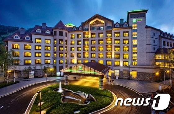 본문 이미지 - 익스피디아가 스키 시즌을 맞아 한국과 일본 인기 스키장 주변 호텔 60곳을 대상으로 ‘스키 시즌 오픈 기념 프로모션’을 진행한다. 사진은 홀리데이 인 리조트 알펜시아 평창. 사진 제공/ 익스피디아 ⓒ News1 travel