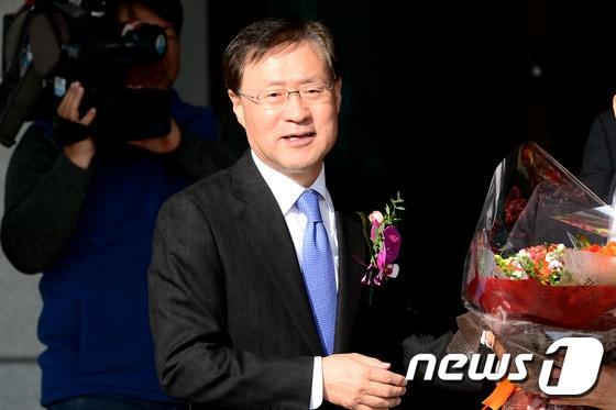 본문 이미지 - 법무부 검찰총장후보추천위원장으로 위촉된 김진태 전 검찰총장. 2015.12.1/뉴스1 ⓒ News1 임세영 기자