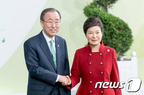 본문 이미지 - 유엔 기후변화협약 당사국 총회(COP21) 참석차 프랑스 파리를 방문 중인 박근혜 대통령이 지난해 11월30일(현지시간) 개막식 행사장에서 반기문 유엔 사무총장과 만나 악수하고 있다. (청와대) 2015.12.1/뉴스1 ⓒ News1 이광호 기자