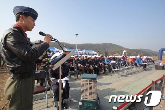 본문 이미지 - 1일 남지 비상활주로에서 항공기 이 착륙 훈련을 위한 창녕군 남지, 도천면 주민들이 참석한 가운데 훈련이 진행됐다.2015.12.01/뉴스1 ⓒ News1 이철우기자