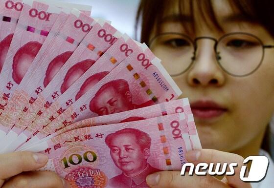 본문 이미지 - 서울 중구 명동 KEB하나은행에서 한 직원이 위안화를 정리하고 있다.2015.12.1/뉴스1 ⓒ News1 박정호 기자