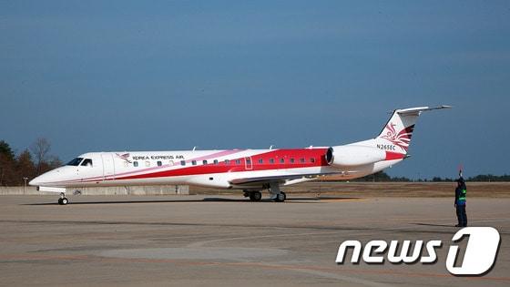 본문 이미지 -  사진은 코리아익스프레스에어 여객기.(양양군 제공) 2015.12.1/뉴스1 ⓒ News1 윤창완 기자