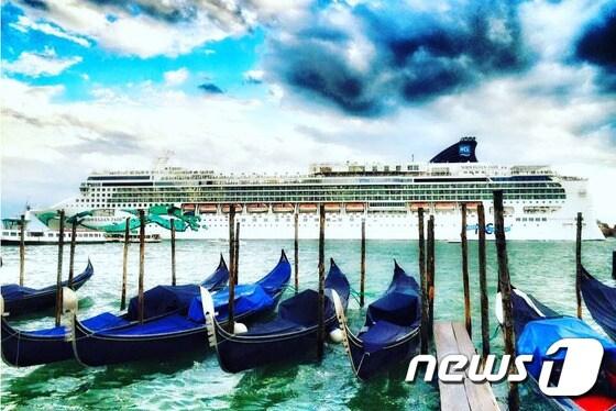 본문 이미지 - 노르웨지안 크루즈라인은 연말과 크리스마스에 허니무너 또는 커플들이 떠날 수 있는 크루즈 여행으로 로맨틱 패키지와 다이닝 패키지를 선보였다. 사진 제공/ 노르웨지안 크루즈라인 ⓒ News1