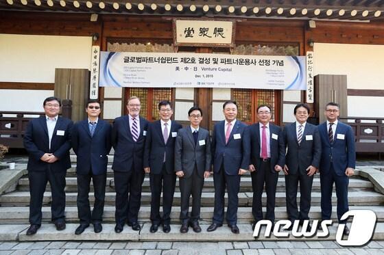 본문 이미지 - 1일 민경진 산은 부행장(왼쪽에서 네번째), 최용호 금융위 산업금융과장(왼쪽 다섯번째), 김영규 기업은행 부행장(왼쪽 여섯번째), 서상철 산은자산운용 대표이사(왼쪽일곱번째)가 글로벌파트너쉽펀드의 출자대상 하위펀드로 선정된 5개 펀드 대표들과 서울 삼청동 삼청각에서 기념촬영을 한 모습.ⓒ News1