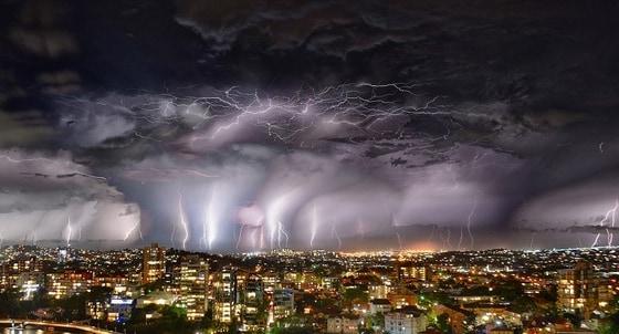 본문 이미지 - 호주 브리즈번에 내리친 33개의 벼락을 합성한 사진.