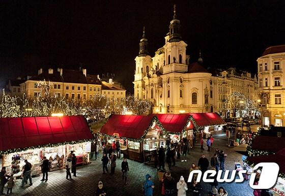 본문 이미지 - BSET10 빛과 그림자가 함께 공존하고 있는 도시 프라하의 크리스마스 마켓. 사진 출처/체코 관광청 ⓒ News1