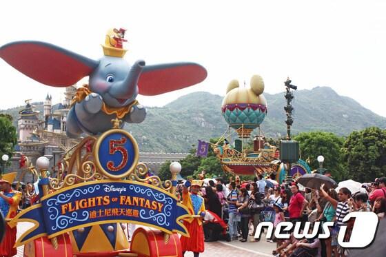 본문 이미지 - 노랑풍선은 겨울방학을 맞이해 가족과 함께 여행을 계획하는 고객을 위해 홍콩 디즈니랜드, 오션파크 기획전을 선보였다. 사진은 홍콩 디즈니랜드. 사진 제공/ 노랑풍선 ⓒ News1 travel