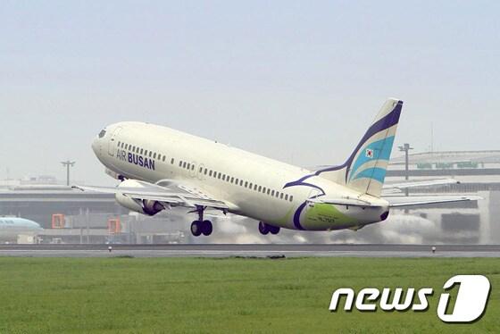 본문 이미지 - 에어부산은 12월 11일부터 금요일과 일요일 부산~서울 노선 마지막 운항을 1회씩 증편한다. 사진 출처/ 에어부산 페이스북 ⓒ News1travel