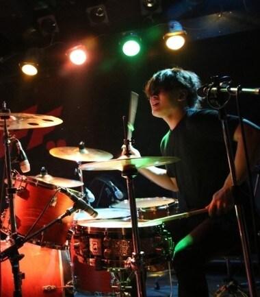 본문 이미지 - 전국비둘기연합의 드러머 박영목.  허벅지만큼 굵은 팔뚝으로 탐과 스네어를 수시로 찢어먹음.