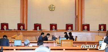 본문 이미지 - 10일 오후 서울 종로구 헌법재판소에서 열린 '김영란법, 부정청탁 및 금품 등 수수 금지에 관한 법률 위헌 확인 공개변론'에서 박한철 헌법재판소장 및 헌법재판관들이 참석하고 있다. 2015.12.10/뉴스1 ⓒ News1 임세영 기자