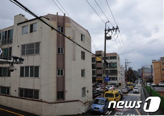 본문 이미지 - 지난 8월 울산에서 발생한 아파트 화재 사망사건은 결국 아내와 내연남이 치밀하게 꾸민 '방화 살인사건'인 것으로 드러났다. 사진은  불이 난  울산 동구의 아파트.  ⓒ News1 장은진 기자