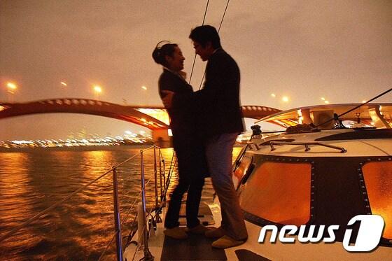 본문 이미지 - 700 요트클럽이 한강 위에서 로맨틱한 시간을 보낼 수 있는 프러포즈 패키지와 크리스마스 데이트&연말 패키지를 12월 말까지 진행한다. 사진 제공/ 700요트클럽 ⓒ News1 travel
