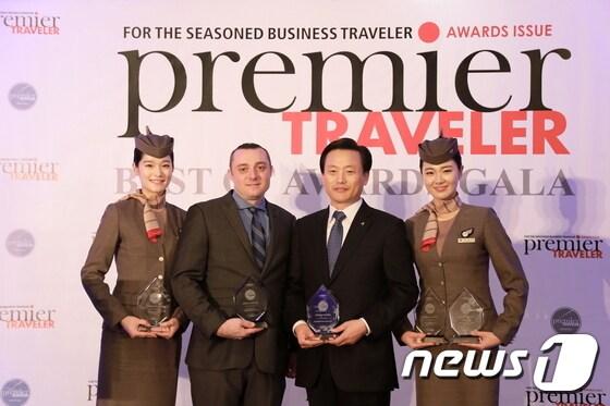 본문 이미지 - 지난 10일(현지시각) LA 소피텔 호텔에서 열린 '프리미어 트래블러 베스트 오브 2015 어워드' 시상식에서 아시아나항공 김이배 미주지역본부장(오른쪽 두번째), 프리미어 트래블러 CEO 제이크 포터(Jake Porter, 오른쪽 세번째) 및 아시아나항공 승무원이 기념촬영을 하고 있다ⓒ News1