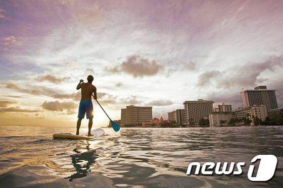 본문 이미지 -  웨스틴 모아나 서프라이더는 오랜 역사와 전통을 자랑하는 허니문 여행객의 성지이다. 사진 출처/ 와이키키 해변 페이스북ⓒ News1 travel