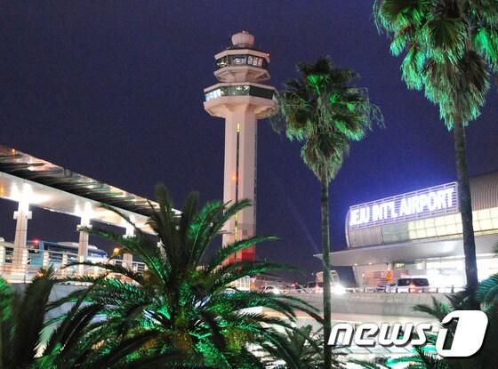 본문 이미지 - 제주국제공항 관제탑 전경.뉴스1 ⓒ News1 이석형 기자