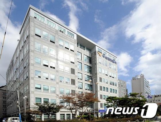 본문 이미지 - 성매매업소에서 성행위 장면을 몰래 촬영·유포한 30대 남성들과 이를 눈치채고 납치·감금해 수백만원을 뜯어낸 업주 등이 무더기로 경찰에 붙잡혔다. (부산진경찰서 제공)ⓒ News1