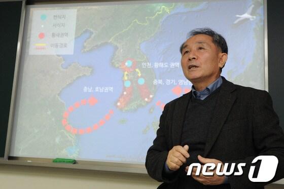 본문 이미지 - 한국교원대 황새생태연구원 박시룡 교수가 ‘방사 황새 K0008의 일본 이동과 생사여부’ 브리핑을 하고 있다. ⓒ News1