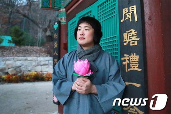 본문 이미지 - tvN ‘응답하라 1988’에서 김성균과 라미란의 장남 정봉(안재홍)이 촛불을 들고 탑돌이를 하면서 기도를 하는 모습이 나온 곳이 백담사로 알려져 화제다. 사진 출처/ tvN 응답하라 1988 홈페이지 ⓒ News1 travel