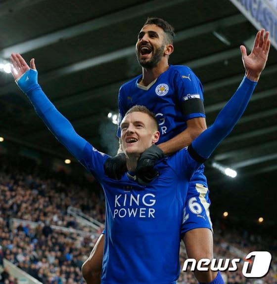 본문 이미지 - 레스터 시티의 제이미 바디(아래)와 리야드 마레즈. ⓒ AFP=News1