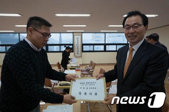 본문 이미지 - 서천호(54) 전 국정원 2차장은 15일  사천·남해·하동 선거구 새누리당 예비후보 등록을 했다..ⓒ News1