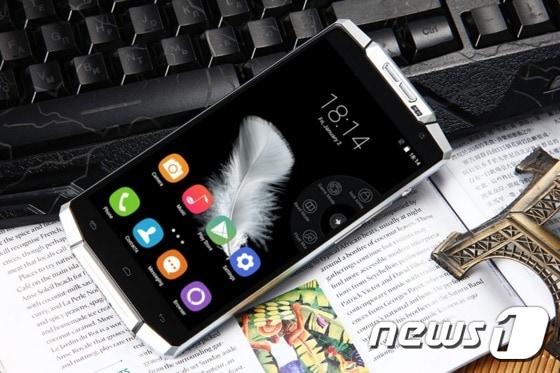 본문 이미지 - 중국 스마트폰 제조사 오키텔이 출시한 대용량 배터리의 스마트폰 K10000. ⓒ News1