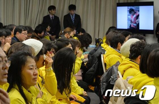 본문 이미지 - 16일 오전 서울 중구 YWCA 대강당에서 열린 4.16세월호참사 특조위 제1차 청문회에서 방청인으로 참석한 유가족들이 단원고 희생자 사진을 보며 눈물을 흘리고 있다. 2015.12.16/뉴스1 ⓒ News1 박세연 기자