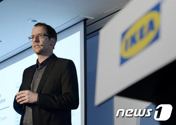 본문 이미지 - 안드레 슈미트갈 이케아 코리아 대표가 16일 오전 서울 종로구 나인트리 컨벤션에서 '이케아 코리아 1주년 간담회'를 갖고 지난 1년의 사업성과와 향후 계획을 밝히고 있다. 2015.12.16/뉴스1 ⓒ News1 안은나 기자
