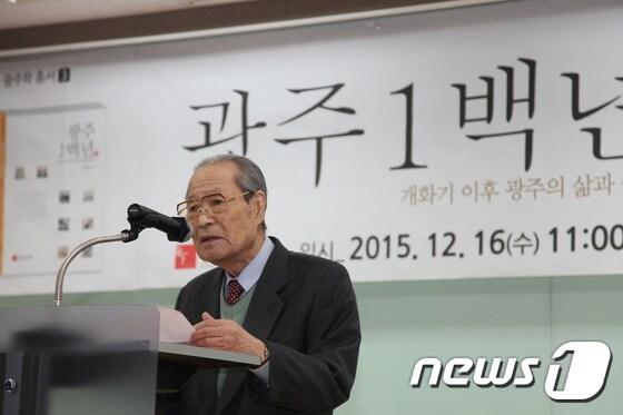 본문 이미지 - 16일 오전 광주 빛고을시민문화관 4층 다목적실에서 &#39;광주1백년&#39;  3권 출판기념회가 열렸다. 사진은 저자 박선홍 선생이 인사말을 하고 있는 모습2015.12.16/뉴스1 ⓒ News1 최문선 기자